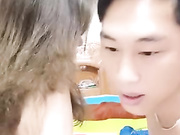 暴力小哥镜头前的卖力表演，全程露脸打桩机式爆草小骚逼，各种体位激情抽插小骚逼叫的很骚，旁边姐妹直播