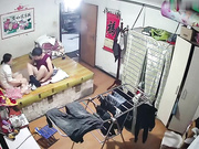 农村民宅摄像头被黑TP年轻小夫妻在炕上打情骂俏你侬我侬分开媳妇腿扶着屌就往里插爽的哎呀直叫唤