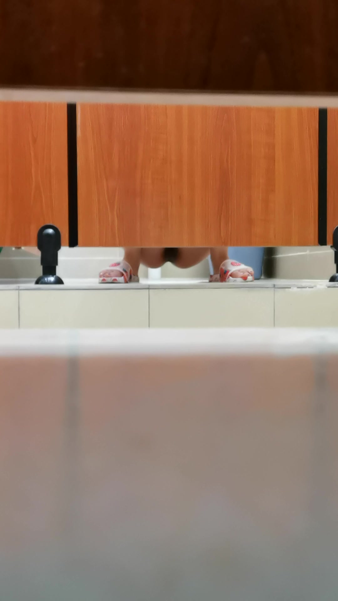 女厕所偷拍小姐姐拉屎