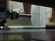 厕拍大神公共卫生间冒死拍摄各式美女少妇尿尿还有不安常规“出货”的 最后疑似被发觉了