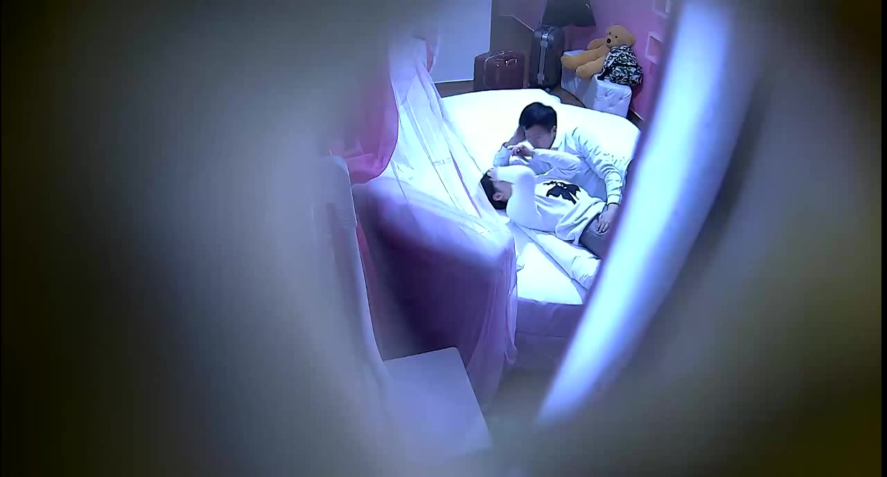 皮肤白皙漂亮的大奶美乳靓妹酒店被只想干她的情人操的胡言乱语,人美身材好连续干了2次都累瘫了.国语!