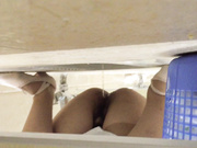 国内厕拍大神潜入某高校隔板女厕多角度偷拍妹子嘘嘘1080P高清无水印版