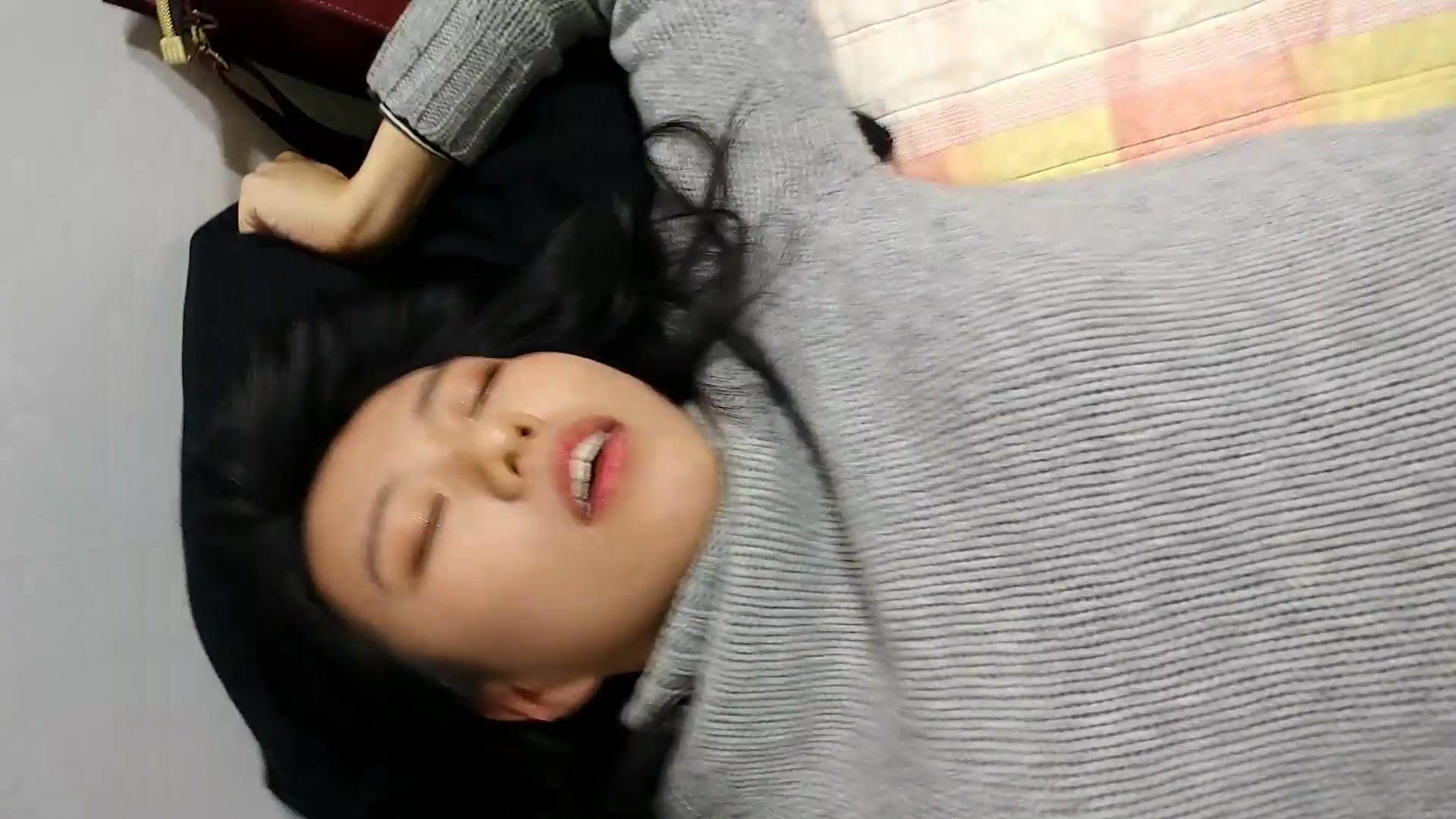 外站流出-棒子国长发文静妹子被男友大肉棒很操 插穴特写 馒头美穴无套抽插 最后口爆吃精