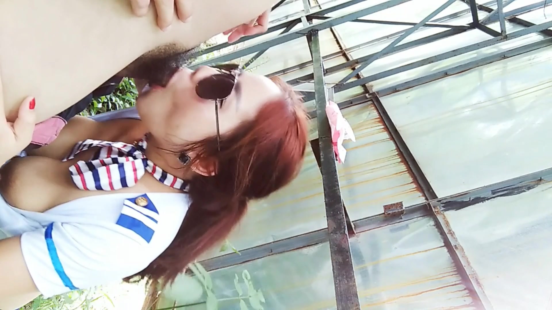 为了吸粉网红大波妹空姐制服约炮友大白天在路边宣传广告牌后面啪啪暴力深喉干呕肏屁眼口爆射完还能继续干