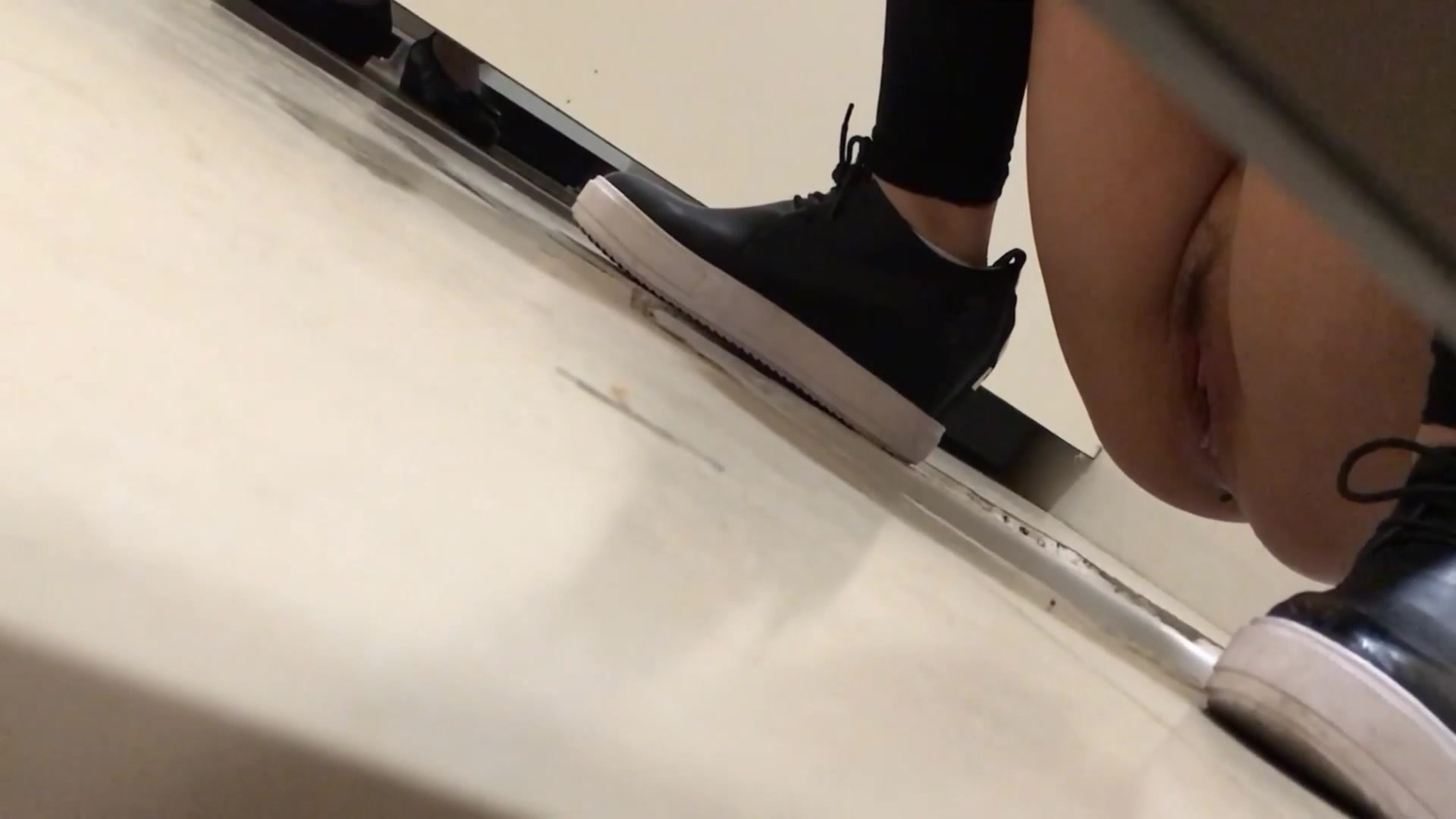 国内厕拍达人四处游荡尾随几个逼毛稀疏的妹子进女厕偷窥人家嘘嘘1080P高清版