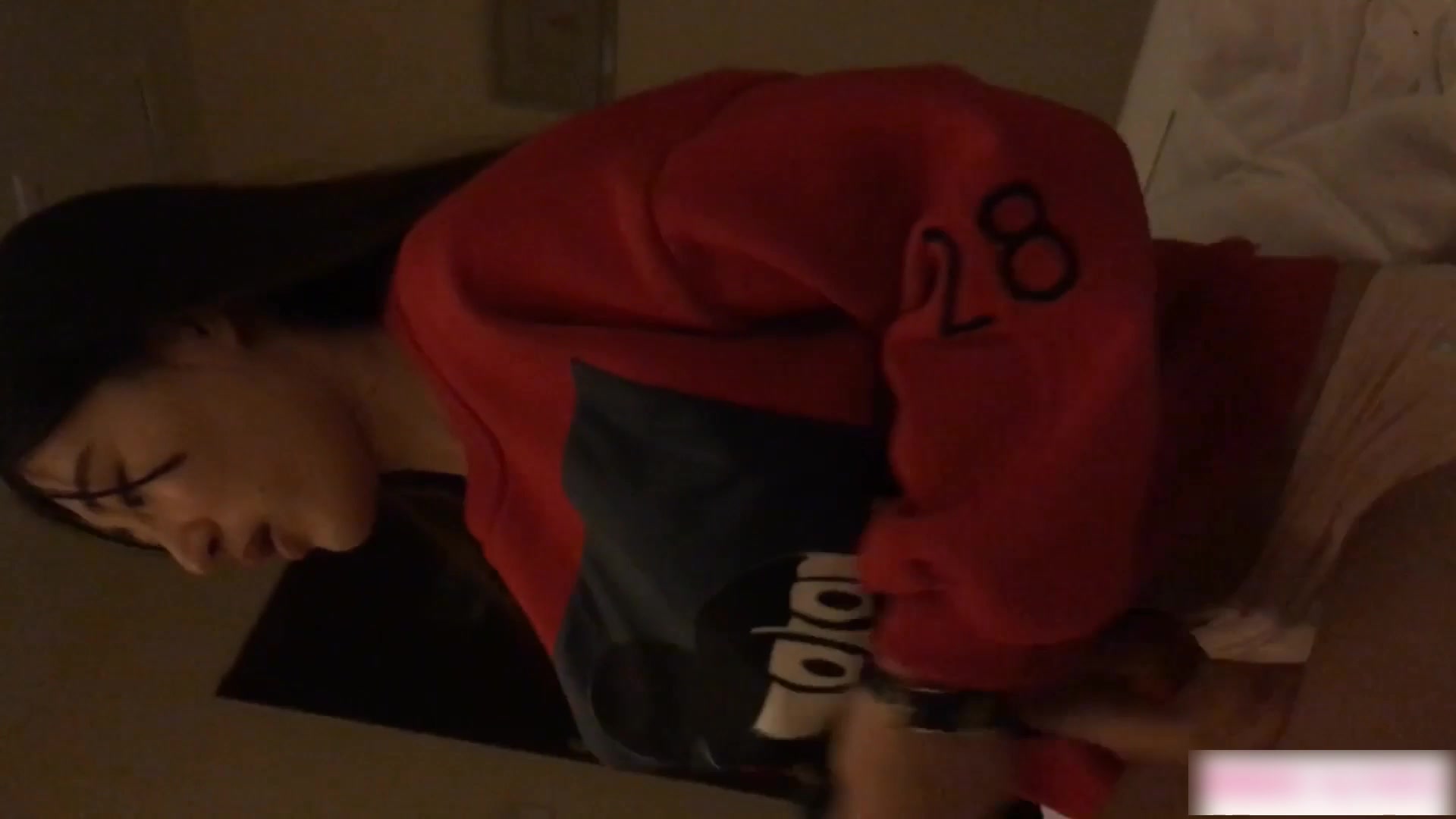 “你瞅我急尿不出来插到我子宫里了”对白刺激淫荡大学生援交美眉背着男友约炮边拿着肉棒边与男友通电话差点被发现