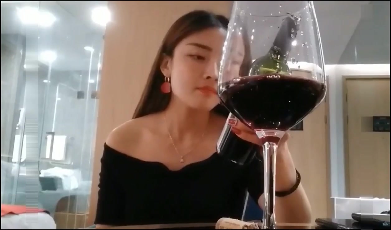 《全国探花》嫖妓偷拍铁牛哥今晚又阳痿了兄弟代劳约炮个素质兼职妹喝点红酒调情穿上黑丝高跟啪啪