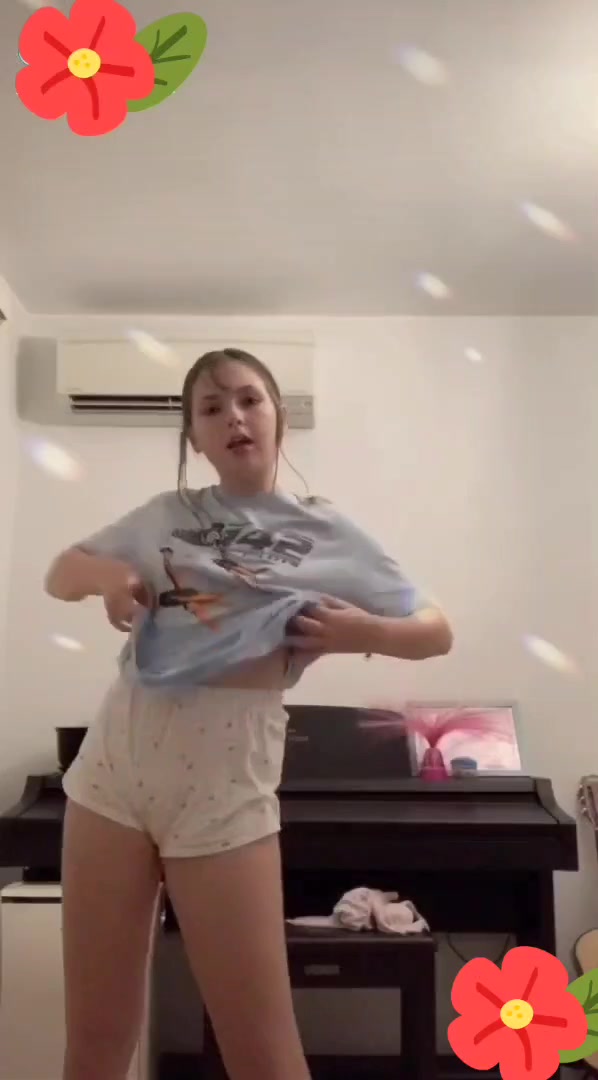 未成年妹子跳舞勒的很紧