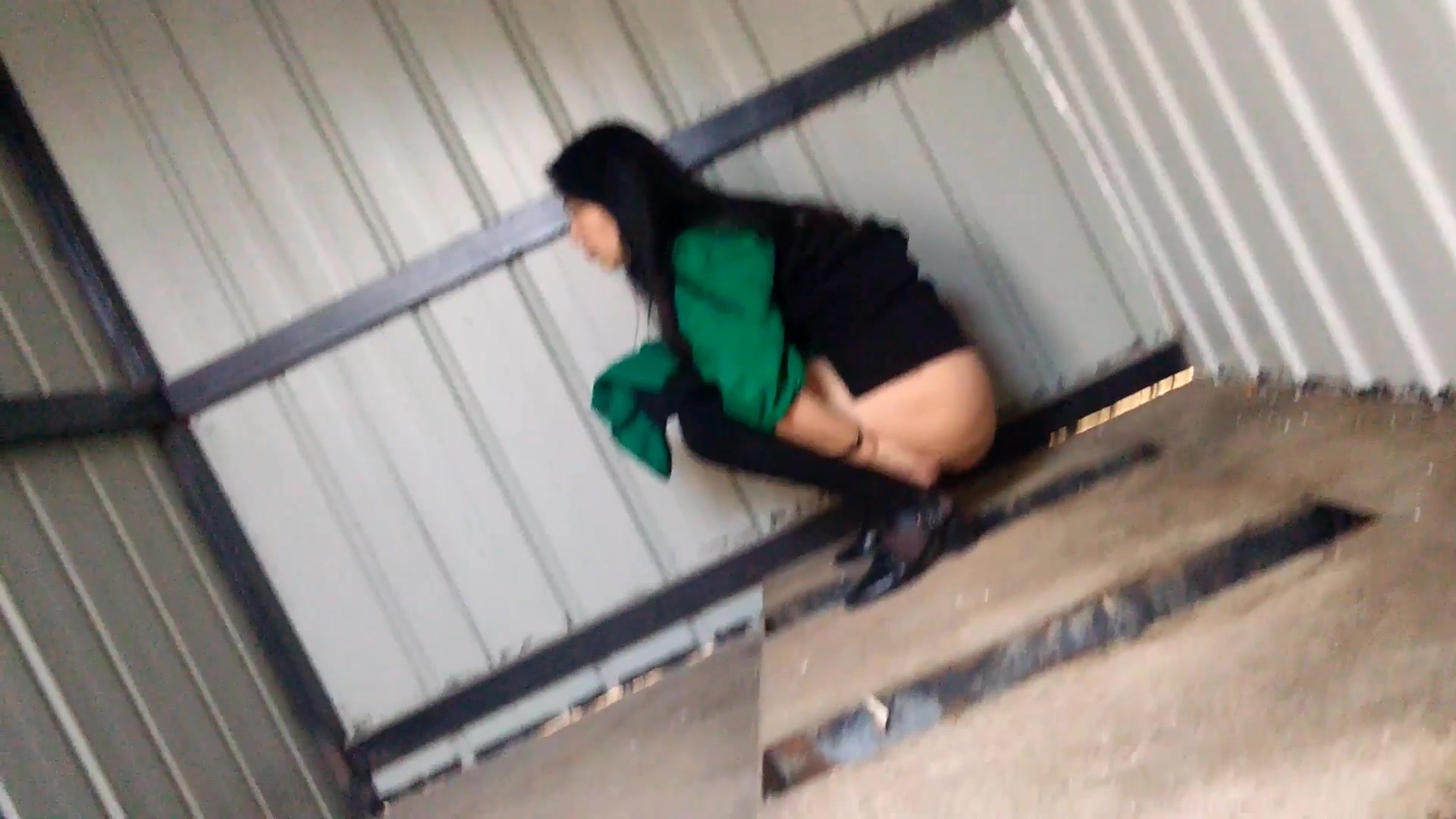 廁拍大神潛入彩鋼房簡易公共旱廁連續偸拍各式美女少婦如廁 雪白大屁股黑絲襪看得讓人欲火焚身 1080P高清原版