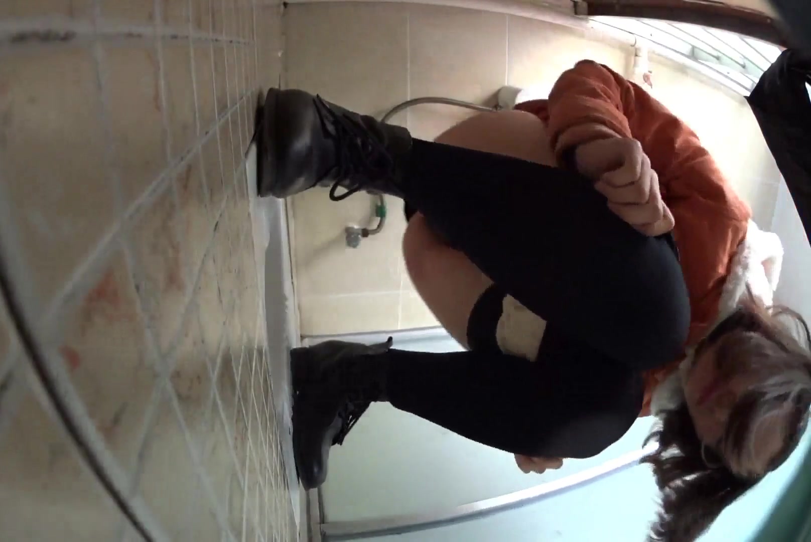 国内大神潜入高校女厕偷放摄像头偷拍妹子嘘嘘有几个嫩穴非常不错