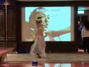 和几个老同学聚会去KTV玩看模特跳脱衣钢管舞长得像思聪的背心哥真幸运被赤裸的模特性挑逗