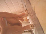 黄裙子宝妈躲在厕所手淫 左右累了换右手,蹲着累了站着抠