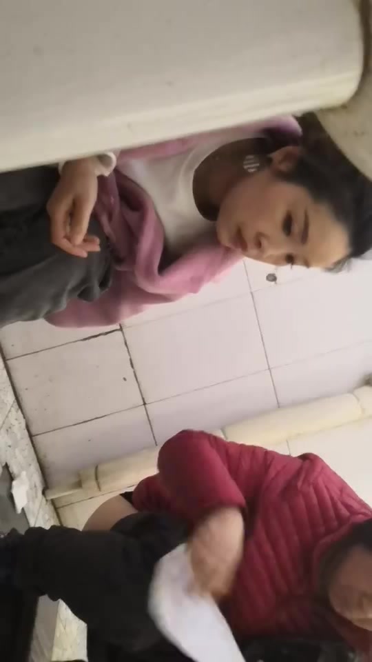 潜入女厕所偷拍