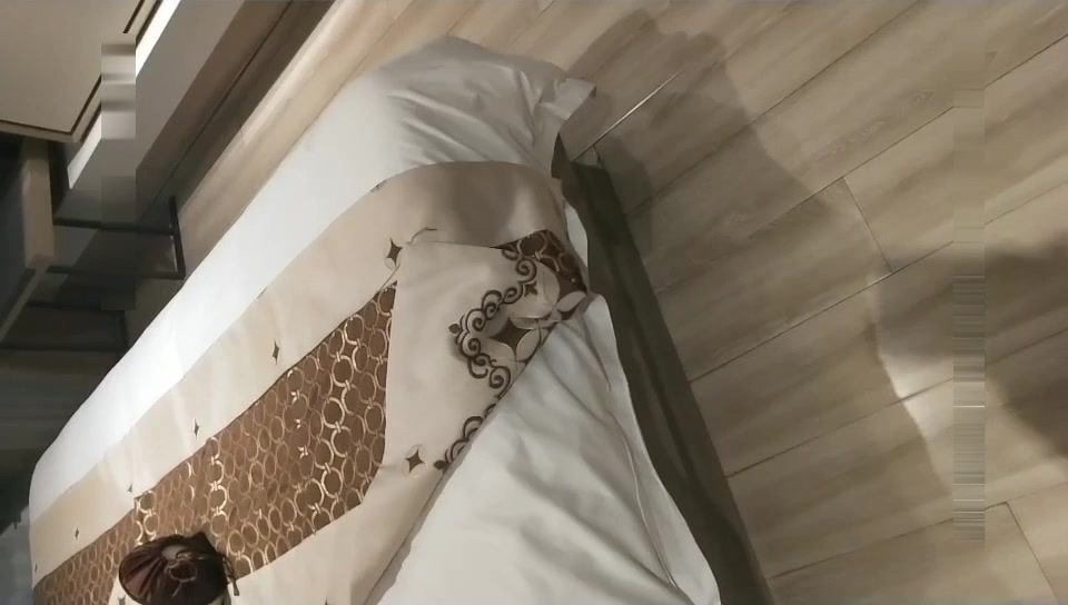 门票98元的《全国探花》嫖妓偷拍直播高价约炮皮肤非常白嫩的兼职模特搞完一块吸烟唠嗑