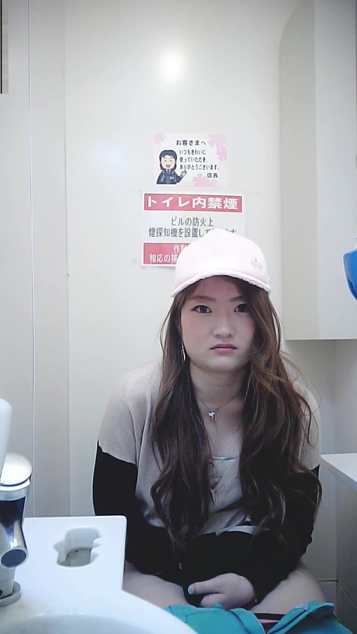 外站流出潮流商场女厕坐厕偷拍美女嘘嘘黑内裤妹子前前后后擦得真仔细