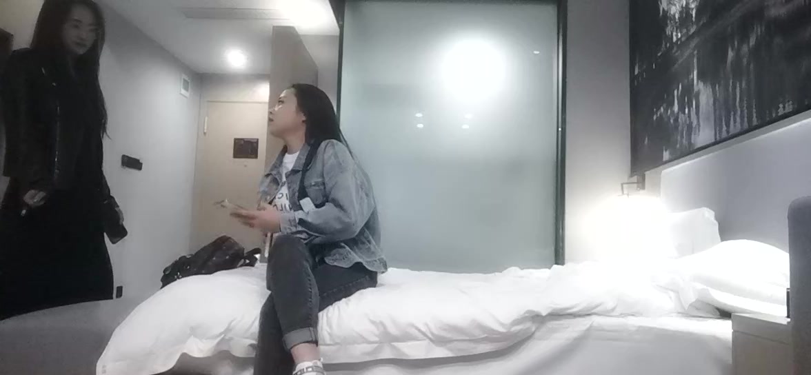 10.10高清源码录制屌哥油哥两个油腻大叔和两个美少妇酒店开着嗨歌淫乱4P