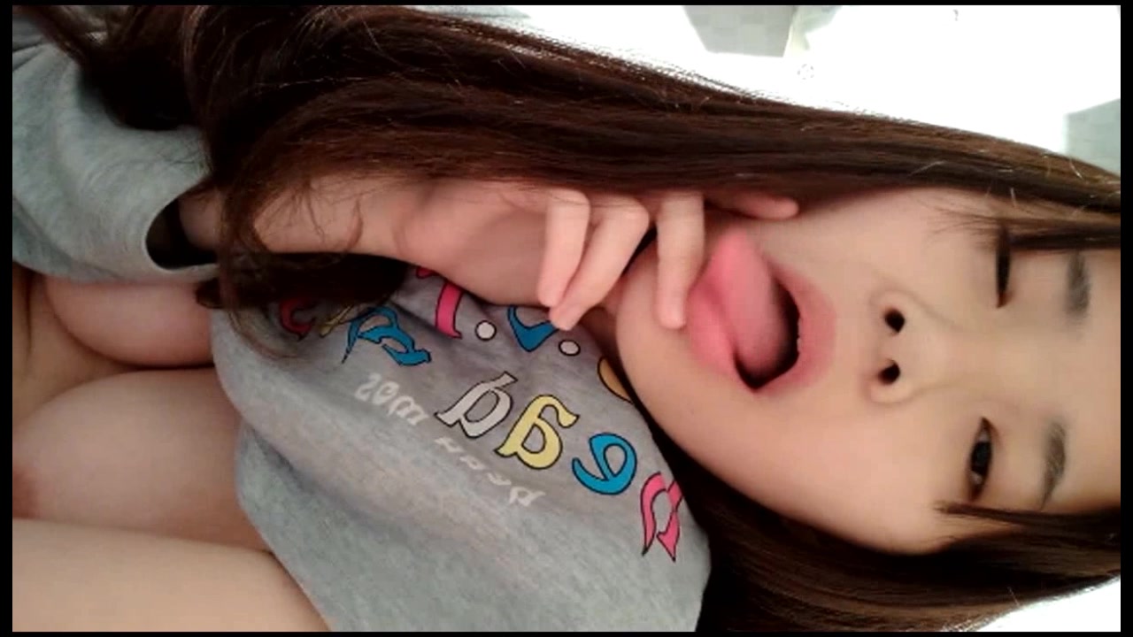 真实记录-美乳漂亮的年轻美女和男友瞒着父母私自同居肏逼性爱自拍流出,2人边干还边讨论什么时间结婚!