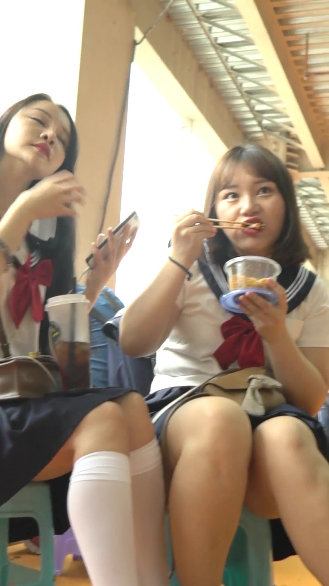 国内漫展精彩高清抄底系列 高颜值Cos小姐姐裙底的破洞丝袜应该是经历了一些故事