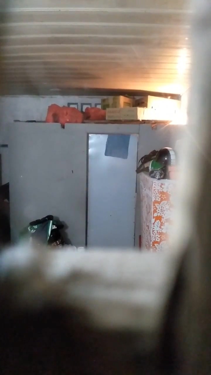 城中村出租屋窗口拍攝到的兩個身材不錯的妹子沐浴更衣 貌似眼鏡妹子身材太惹火了～720P高清原版