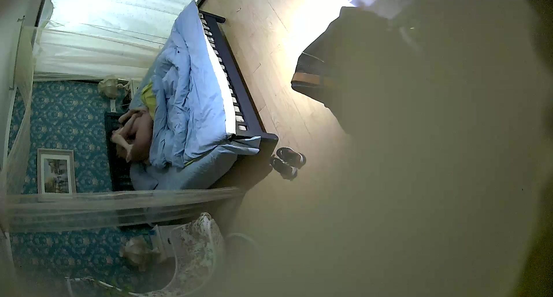 校旁主题店憋了好久的大学生情侣开房爱爱年轻人太激情了很生猛各种暴干美女上气不接下气淫叫都高潮了连干2炮