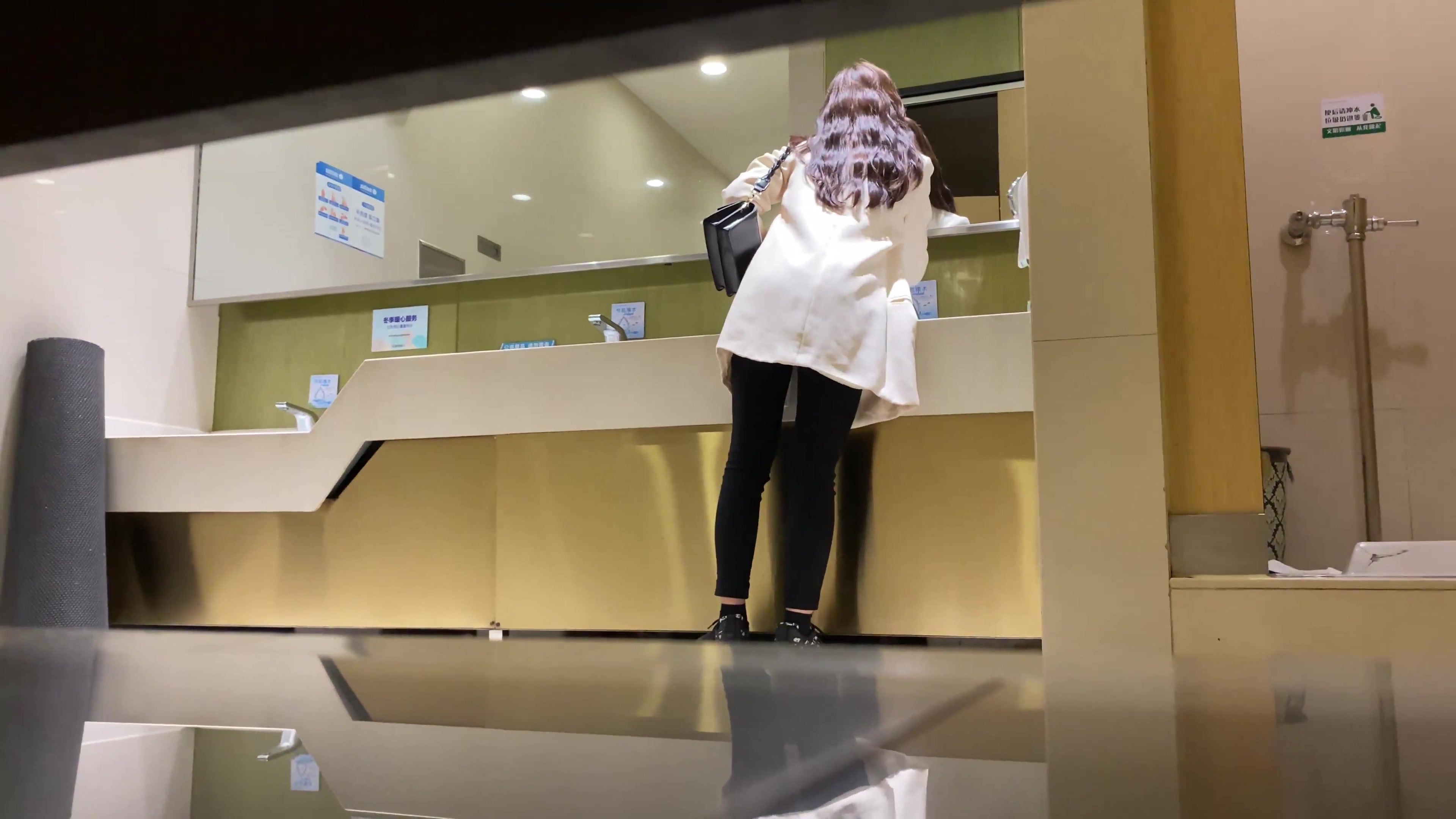 一月最新流出国内厕拍大神潜入商场偷拍在酒吧嗨完来吃夜宵的各种青春美女没关门的气质美女4K高清原版