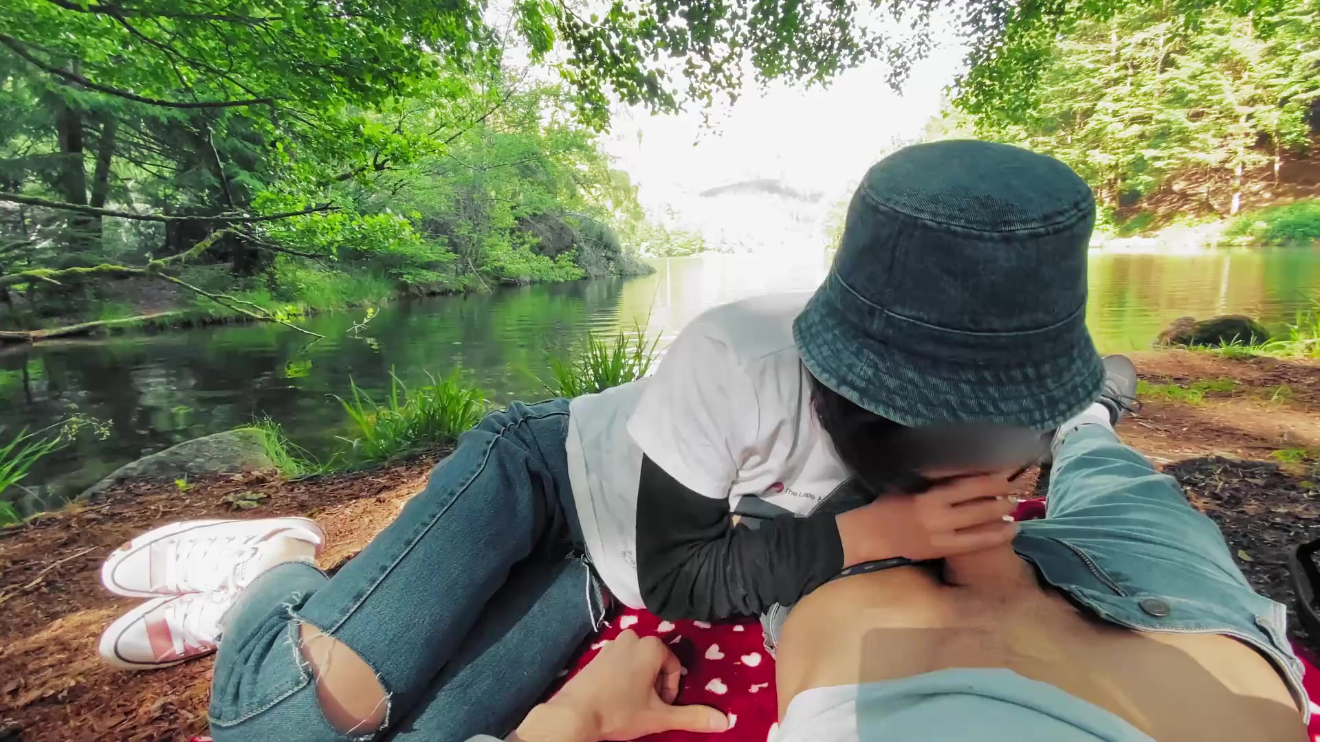 湖边班级聚餐，同桌说我的鸡巴更好吃