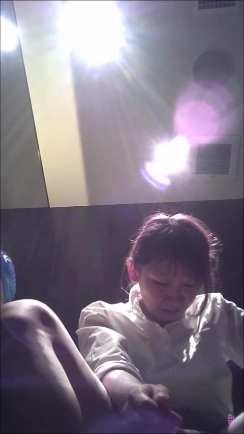 外站流出高级西餐厅坐厕偷拍漂亮时尚妹子抠鼻屎的不雅动作让我想到了如花