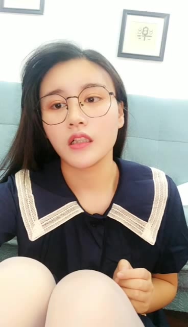 非常骚的眼镜妹子白色丝袜拔出跳蛋 沙发上玩扩阴器肛塞尾巴插菊花 很是诱惑喜欢不要错过