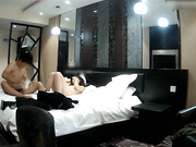 皮肤白皙漂亮的长发风衣美女酒店被猥琐男扒光衣服激烈爆插,雪白皮肤衬托着黝黑旺盛的阴毛,美女又被猪拱了!