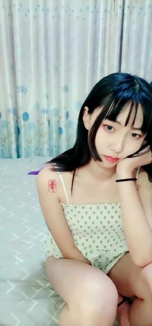 颜值不错两个萌妹子一起撸管 口交舔硬后入抽插啪啪非常诱人 很是诱惑喜欢不要错过