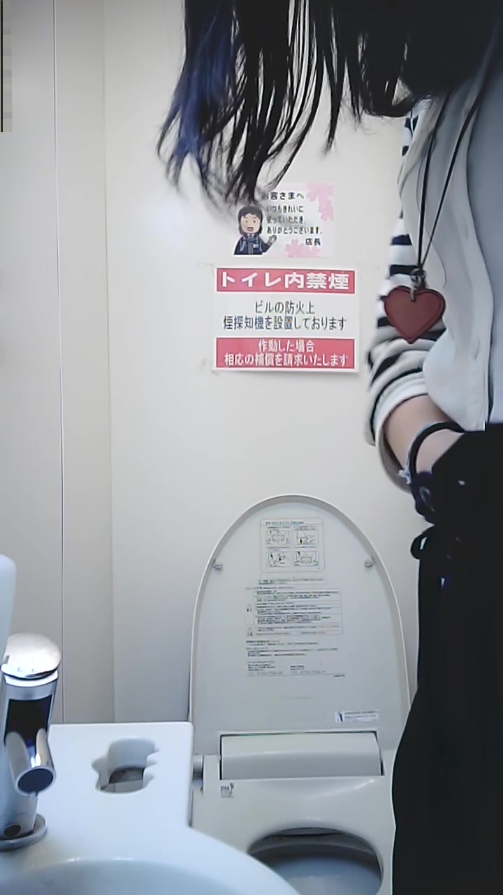 最新流出角度正点偸拍美女如云高级餐厅各种风格气质美女方便大衣美眉的尿尿方式有点特别啊