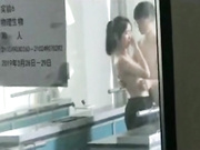 【网曝门事件】震惊!海门X大中学不雅视频流出 情侣学生实验室裸衣玩弄 跪舔鸡巴 现在学生真疯狂 高清完整版