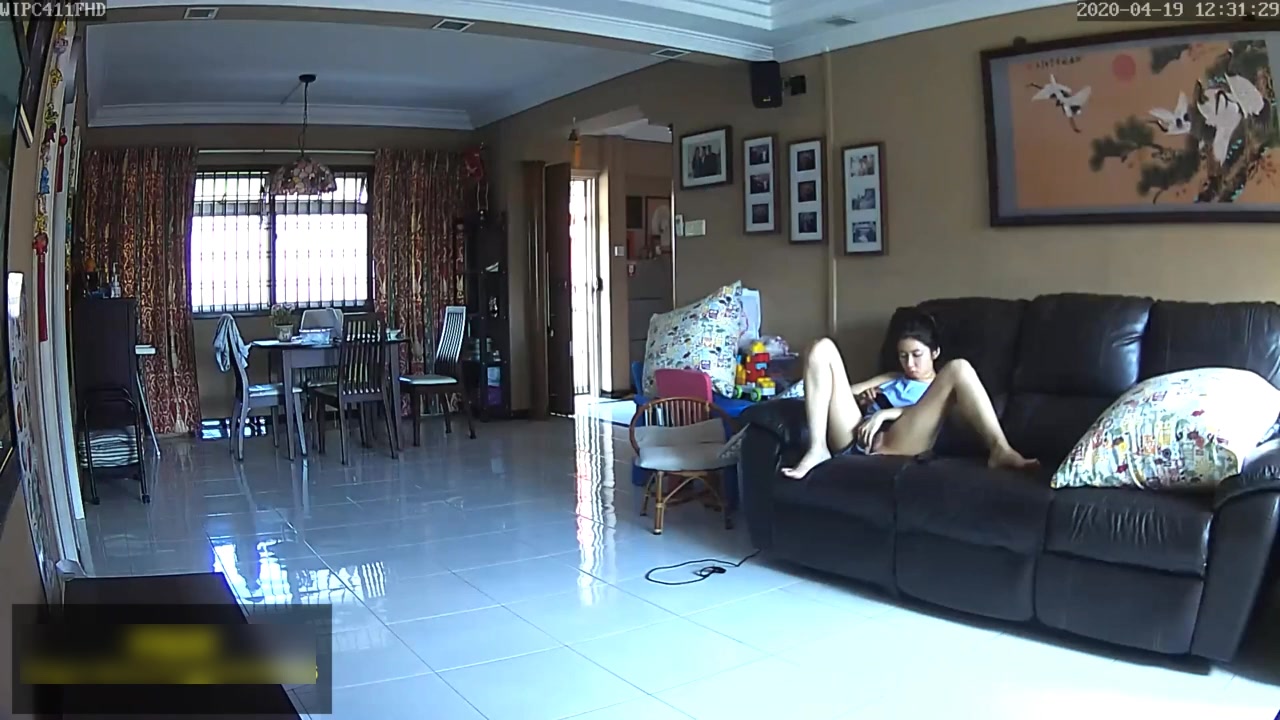 【家庭偷拍】2020年家庭網絡攝像頭被黑偸拍，身材高挑無毛美鮑孤獨一人在家，看A片紫薇了 稀缺資源值得收藏～原版高清