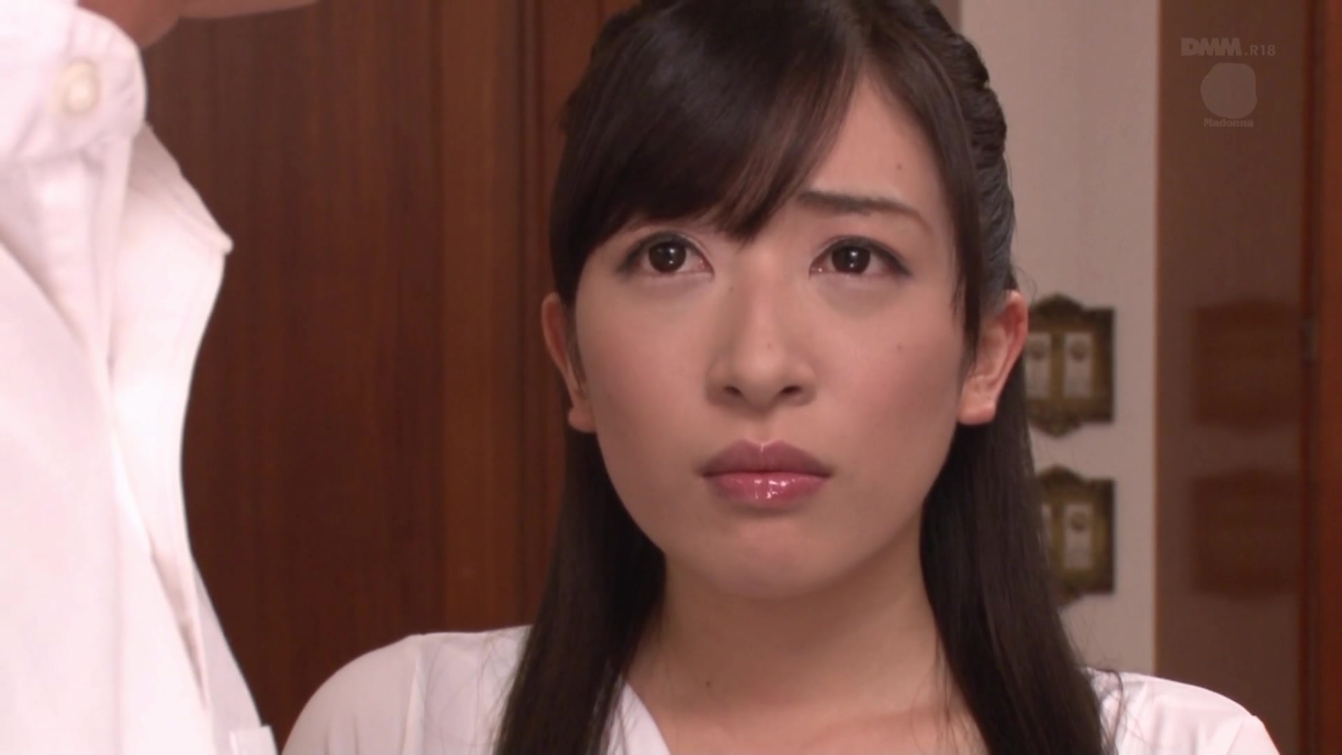 [JUX-761] 夫の親友との背徳不倫愛〜夫が同窓会に出かけたその後に〜 坂口れな - 1of5