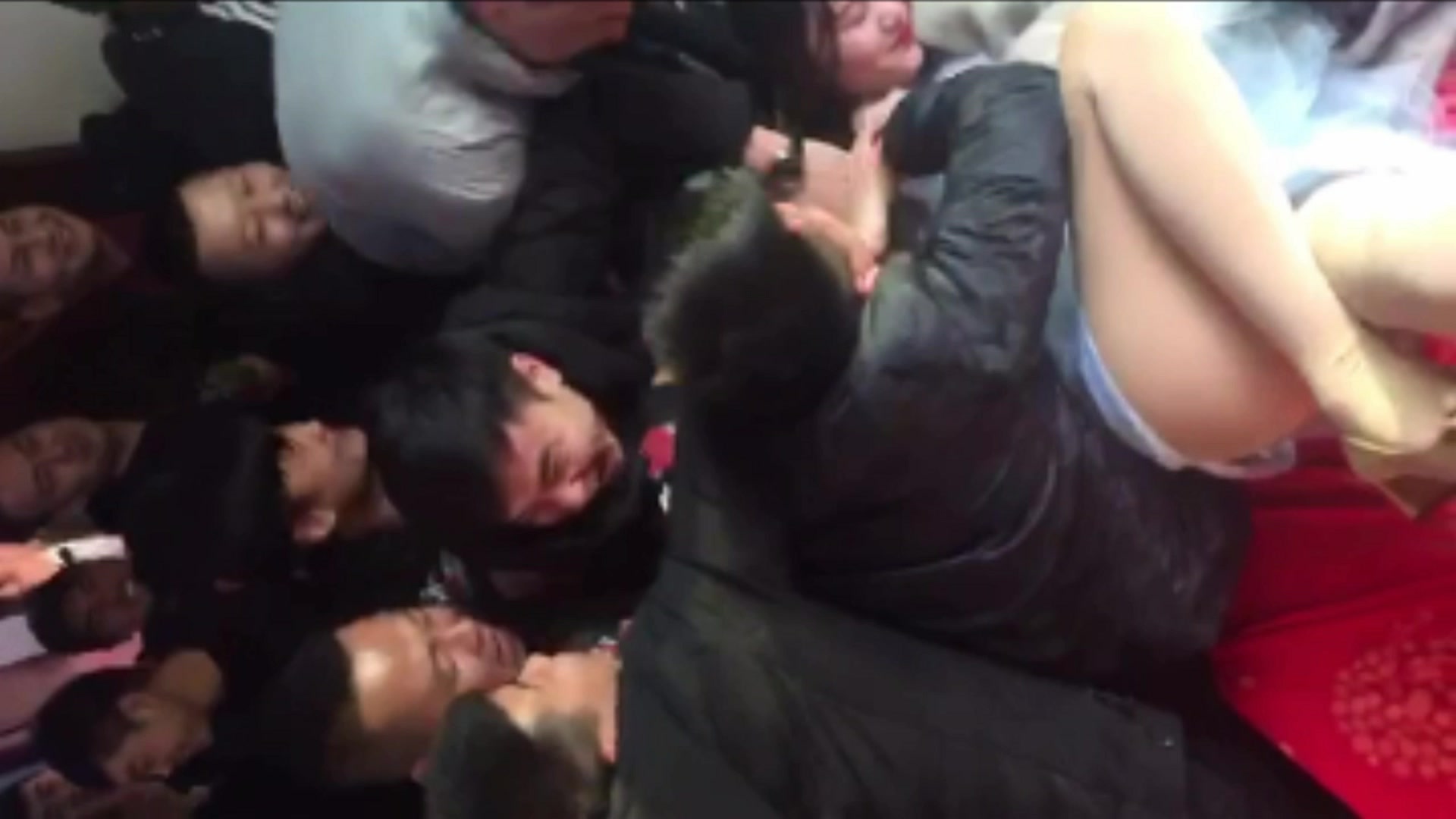 网络热搜结婚恶搞伴娘，伴娘因长着一对美乳被一群色狼围攻,胸罩都被掀翻直接伸手揉奶子