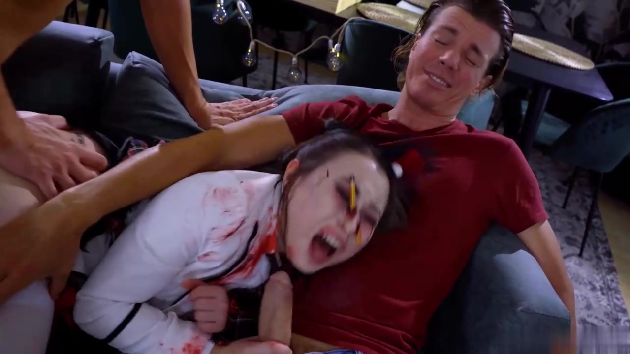 重口味美女化身性爱僵尸鼻子插笔还玩3P抽插