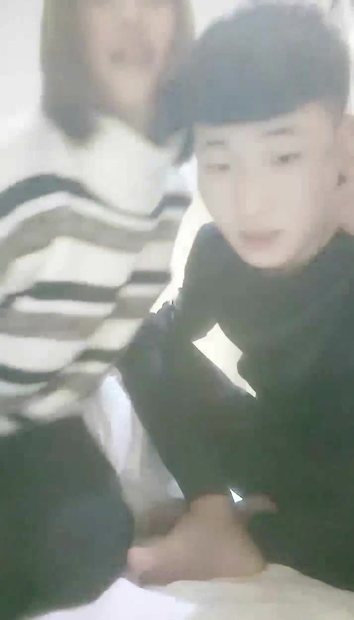 高清无码录制两个样子很嫩的90后小情侣露脸直播啪啪这小姐姐没干几下就说下面出水了