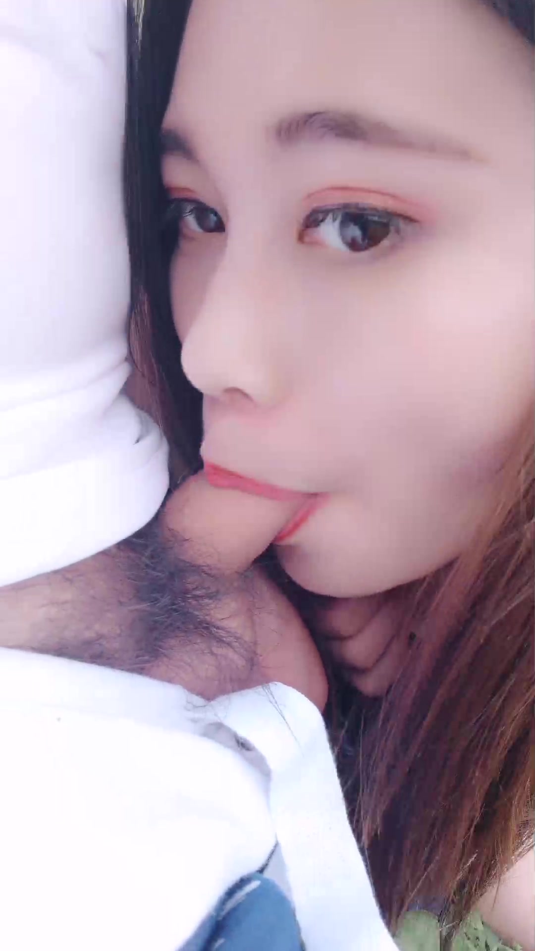 勾引大叔路边草地上野战还没射被路过的人破坏了