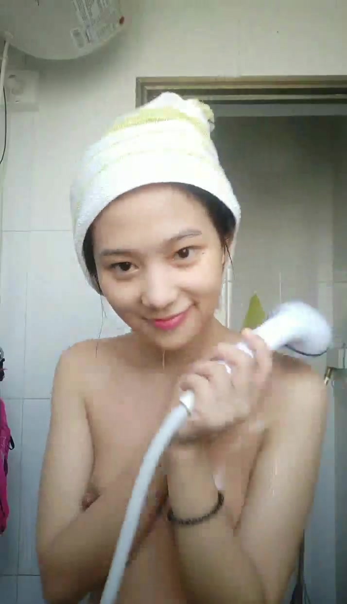 清纯甜主播妹纸垫姨妈巾很会挑逗男人