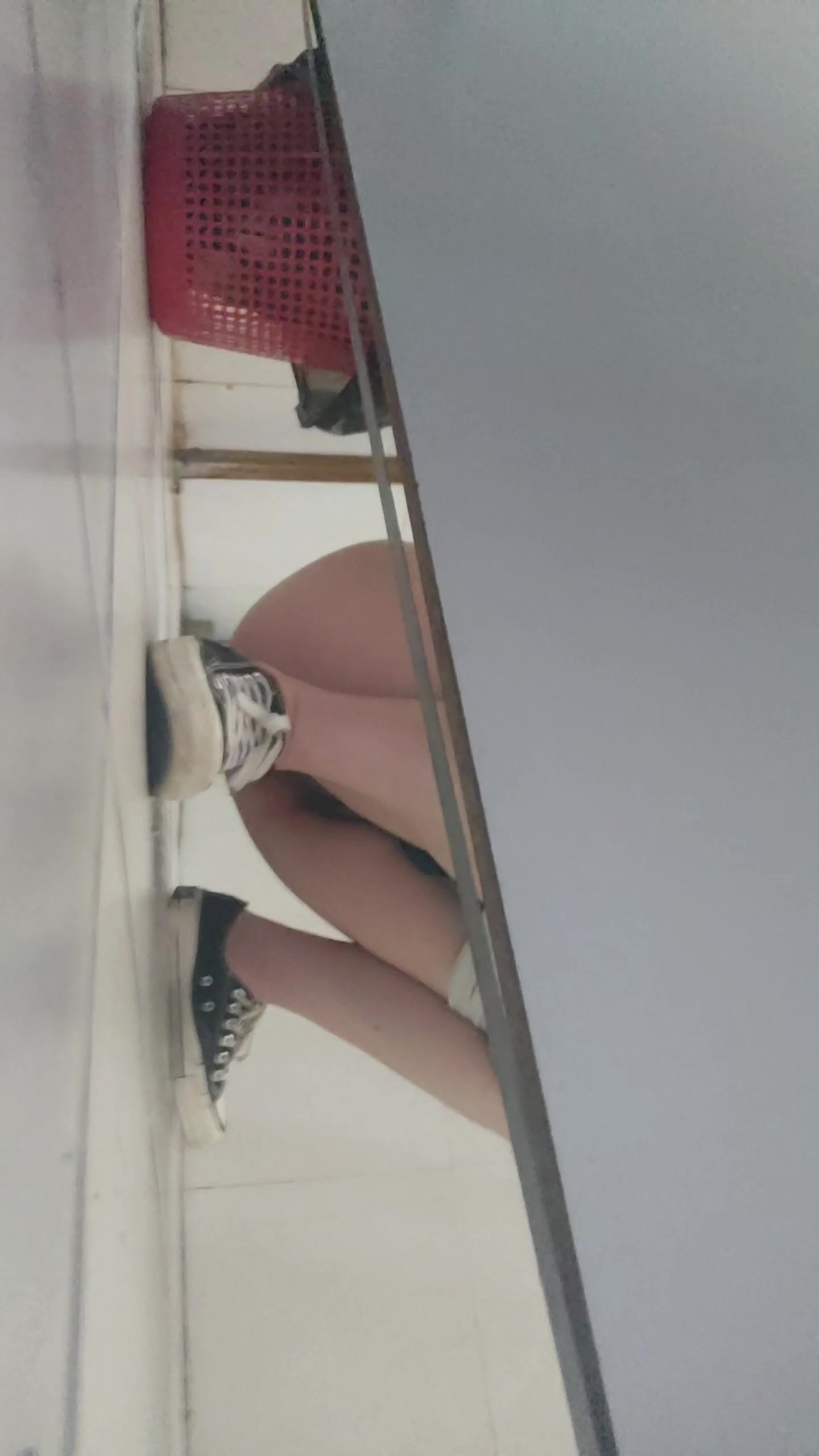 壮胆尾随某艺术班学委上厕所