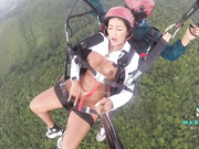 Mariana Martix在跳伞时潮吹