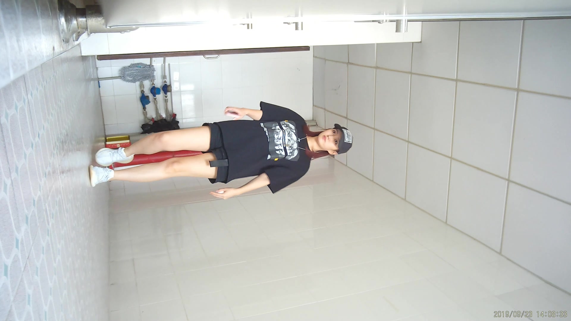 超漂亮小姐姐尿尿被偷拍6次（2）