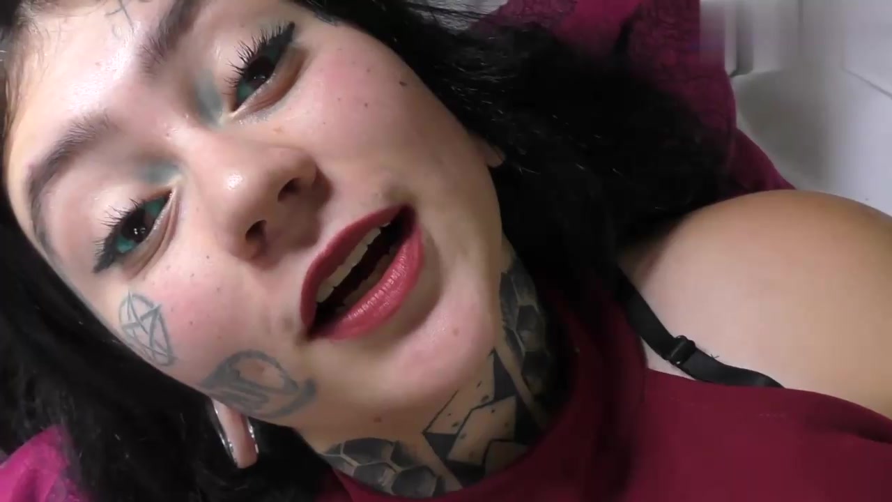 大屁股拉丁哥伦比亚女郎伊万娜对男友的欺骗