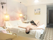 约操短裙马尾外围跪地按着头插嘴站立后入骑乘