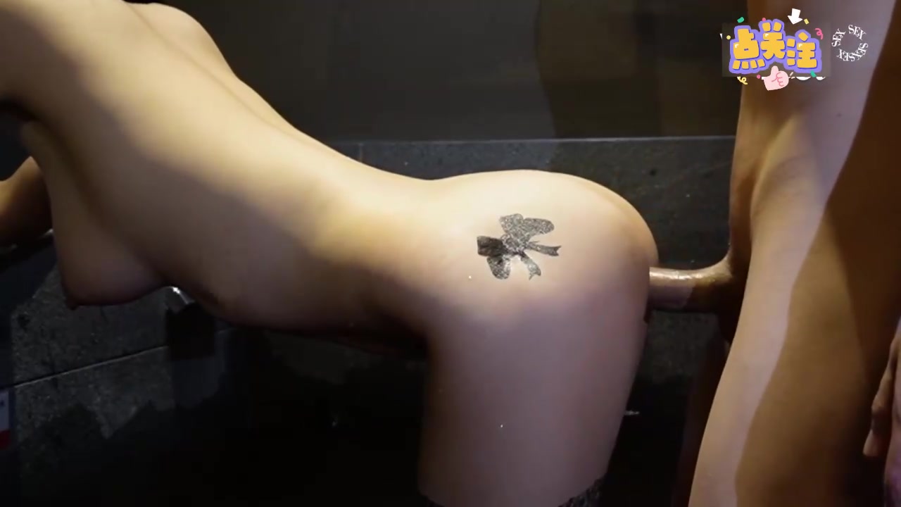 超人气博主蜜桃- 男友想在温泉里操我 精液滋润我的阴道