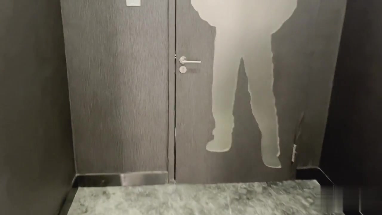 程序员的周末加班惊喜，公厕偶遇全裸女神，男厕所里草的她忍不住的呻吟