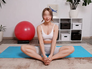 继兄帮我伸展并伸展我紧绷的阴部