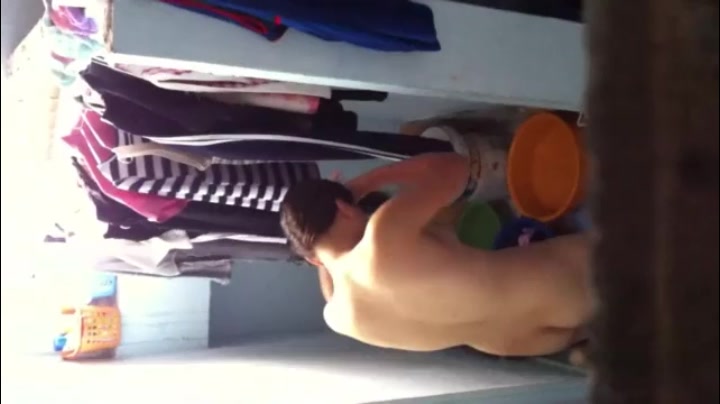 出租屋窗外手機拍攝到的良家打工妹沐浴更衣 顏值不錯奶子堅挺圓潤誘惑十足～720P高清