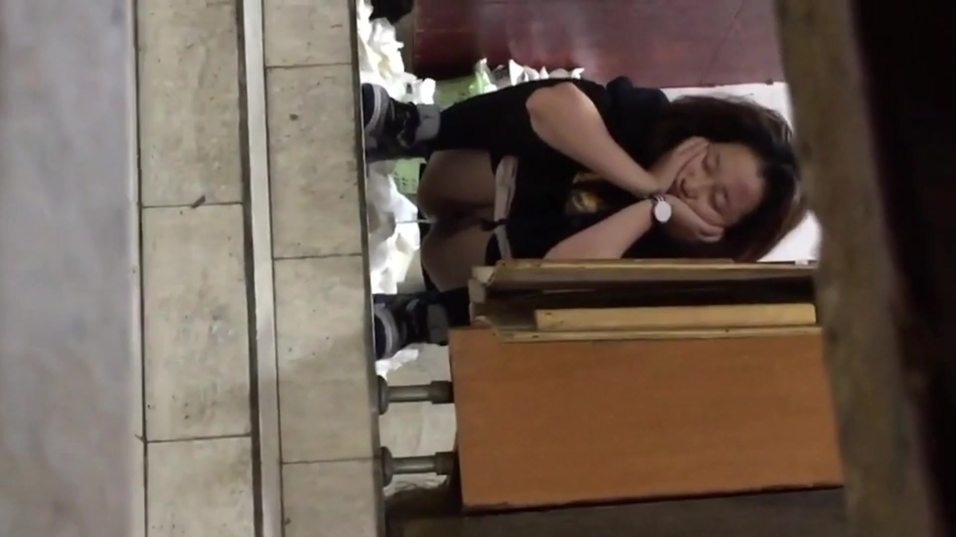 國內廁拍大神潛伏商場公共女廁偷拍兩個超正點極品妹子如廁噓噓 雪白大屁股讓人看得欲火焚身 1080P高清原版