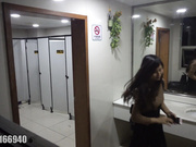 國內某醫院公共女廁拍攝美女少婦如廁 有個性感漂亮少婦貌似神色匆匆急著趕回家 露臉高清